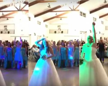 La mujer lanzó la peluca en vez del ramo y sus amigas la felicitaron