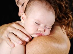 ¿Se debe llevar a bebés en brazos?