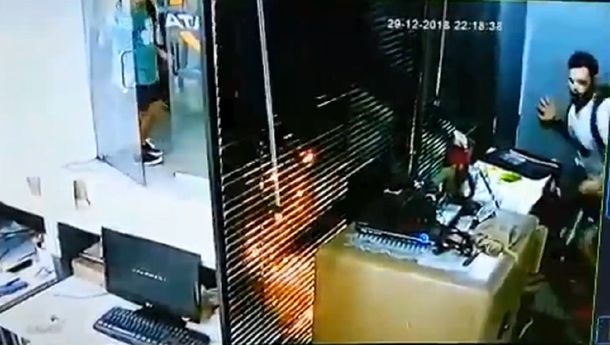 Relatos Salvajes en La Plata: saltó el mostrador y golpeó al empleado porque no le entregaban una encomienda