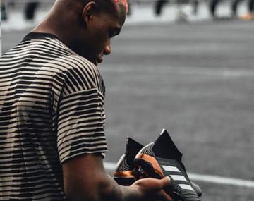 El regreso de un clásico: Pogba y otras estrellas estrenan unos botines icónicos