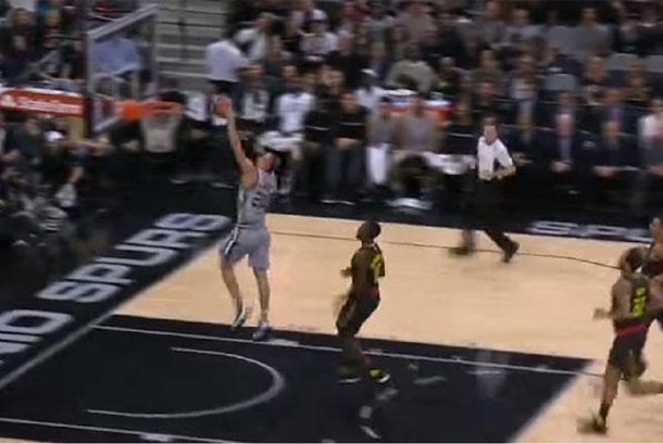 Ginóbili no sufre el paso del tiempo: buena actuación y tremenda jugada