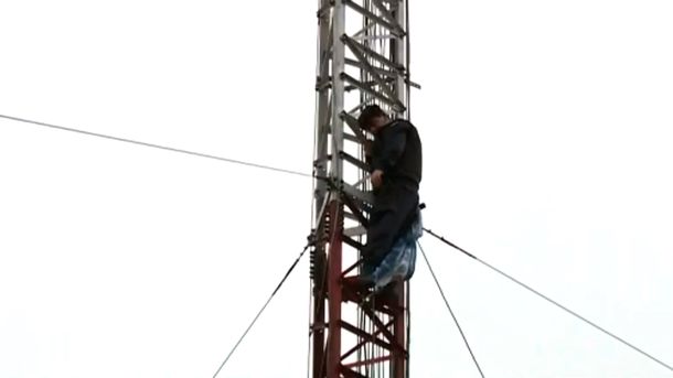 Tensión total: un policía de la Bonaerense trepó a una antena y amenazó con tirarse como protesta