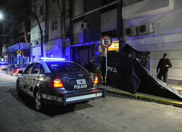 Misterio en Palermo: encuentran una pareja muerta en un baño