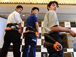 empleados de un aeropuerto usan trajes robot para cargar equipaje empleados de un aeropuerto usan trajes robot para cargar equipaje