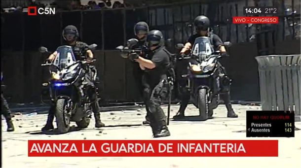 Tensión y enfrentamientos entre la policía y manifestantes frente al Congreso