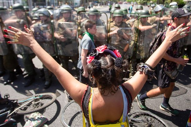 Denuncian a carabineros por abusos sexuales en las protestas contra Piñera en Chile