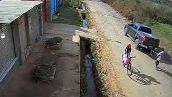 Un comerciante ató y arrastró a un supuesto ladrón por las calles de Zárate. Un comerciante ató y arrastró a un supuesto ladrón por las calles de Zárate.