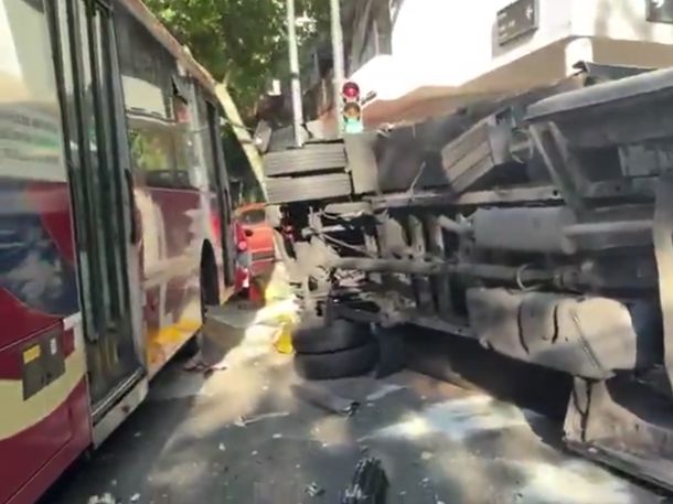 Fuerte choque entre un colectivo y un camión en Almagro dejó al menos 14 heridos