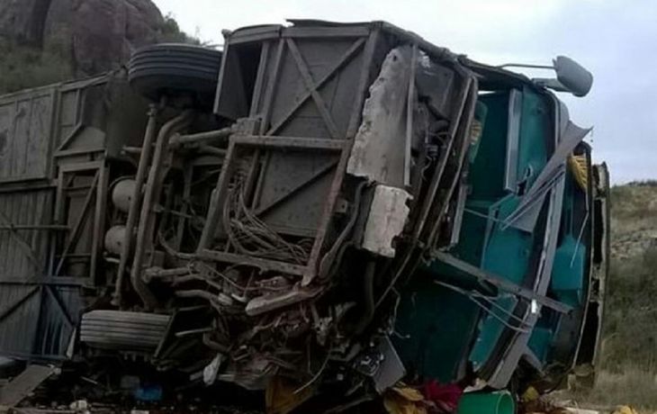 Volcó un micro en Mendoza y hay al menos 12 muertos - Crédito: Día del Sur 