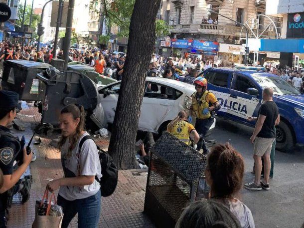 Video: el momento exacto en el que un auto atropella a siete personas en Córdoba