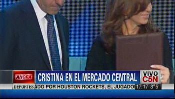 la presidente le entrego 20 millones en subsidios a daniel scioli la presidente le entrego 20 millones en subsidios a daniel scioli