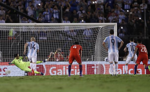 Messi disparó a la izquierda de su ex compañero Claudio Bravo Messi disparó a la izquierda de su ex compañero Claudio Bravo