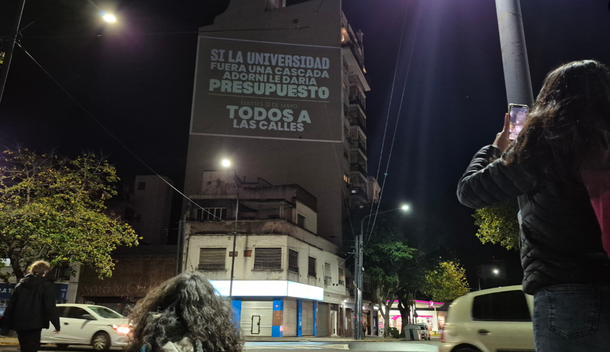 Si la Universidad fuera una cascada, Adorni le daría presupuesto: el slogan viral para convocar a la marcha