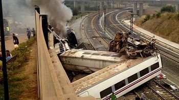 descarrillo un tren en espana: hay al menos 77 muertos descarrillo un tren en espana: hay al menos 77 muertos