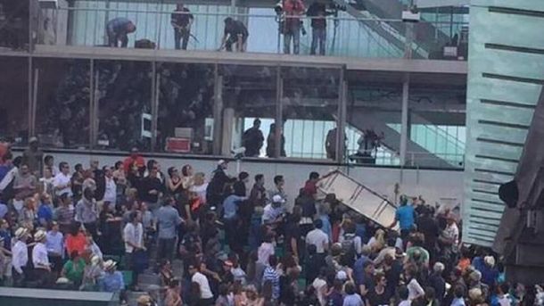 La caída de un cartel estuvo cerca de causar una tragedia en Roland Garros
