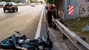 una camioneta choco a una moto en la general paz y el conductor se dio a la fuga una camioneta choco a una moto en la general paz y el conductor se dio a la fuga