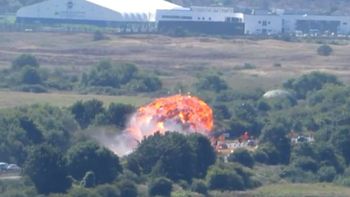 exhibicion tragica en inglaterra: un avion se estrello contra una ruta y dejo siete muertos exhibicion tragica en inglaterra: un avion se estrello contra una ruta y dejo siete muertos