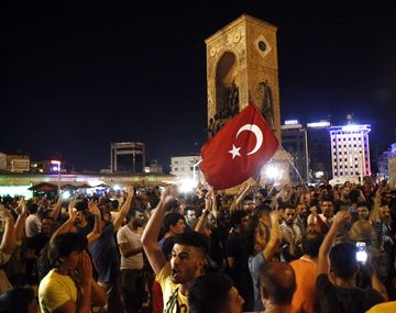 Presidente turco retomó el poder y dio por finalizado el intento de golpe