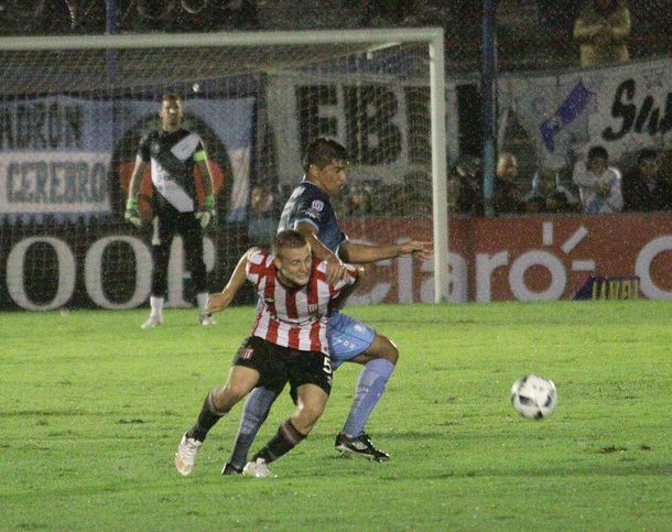 Estudiantes venció a Temperley y se ilusiona con el campeonato