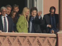 milei, yuyito y el gabinete, en el balcon de la casa rosada para festejar el primer ano de gobierno