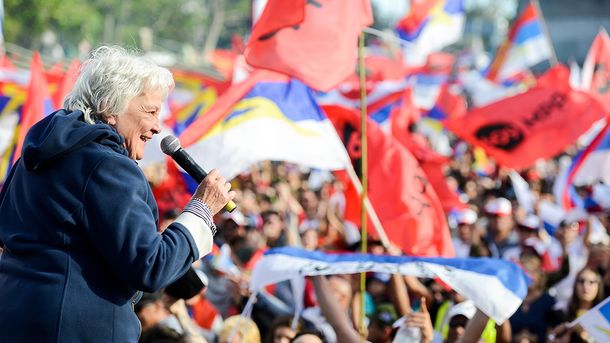 Lucía Topolansky volvió a demostrar su apoyo a la precandidatura de Yamandú Orsi sembrando dudas sobre Carolina Cosse.