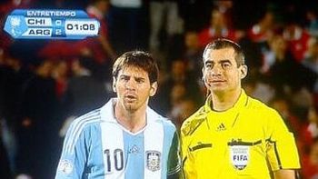 cholulo: un juez de linea le pidio una foto a lionel messi cholulo: un juez de linea le pidio una foto a lionel messi