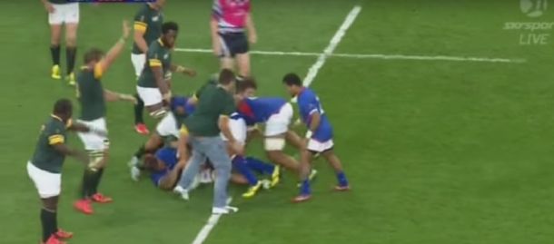 VIDEO: Un intruso en medio de un partido de rugby
