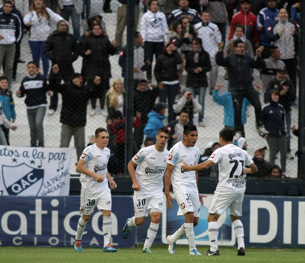 Vélez sigue sufriendo de visitante y ahora revivió a Quilmes