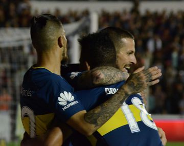 Junior Benítez, Benedetto y Fabra celebran el segundo gol de Boca