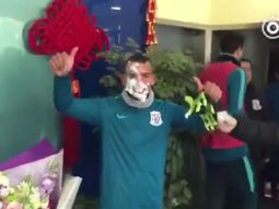 Carlos Tevez recibió un tortazo por su cumpleaños número 33 Carlos Tevez recibió un tortazo por su cumpleaños número 33