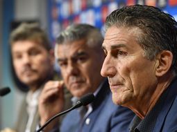 Bauza le dijo adiós a la Selección con una conferencia junto a Tapia y Tinelli Bauza le dijo adiós a la Selección con una conferencia junto a Tapia y Tinelli