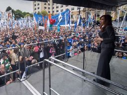 Cristina Kirchner con los tribunales de Comodoro Py en el fondo