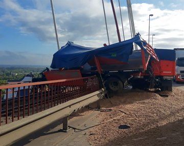 Zárate-Brazo Largo: un camión chocó una baranda y quedó colgado del puente