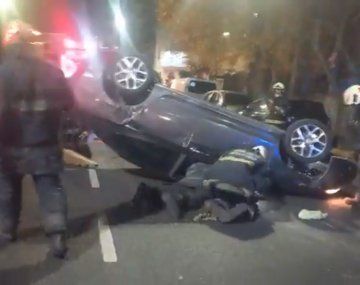 Choque y vuelco: huyó a pie y dejó a su pareja dentro del auto