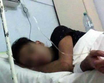 El chico aún permanece internado