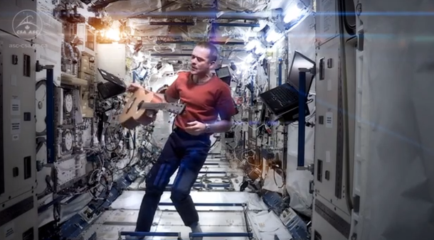 Un astronauta toca una canción de David Bowie en el espacio