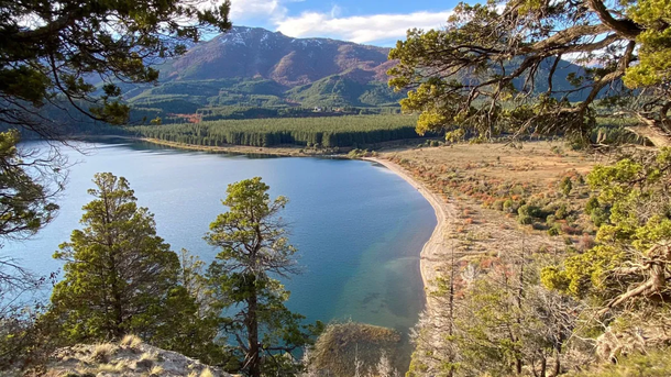 Meliquina es un tranquilo pueblo de Neuquén perfecto para descansar y recuperar energías. Meliquina es un tranquilo pueblo de Neuquén perfecto para descansar y recuperar energías.