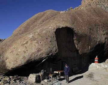 Insólito: una familia vive bajo una enorme roca en el desierto