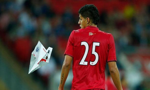 Un jugador peruano fue atacado por un avión de papel en pleno partido