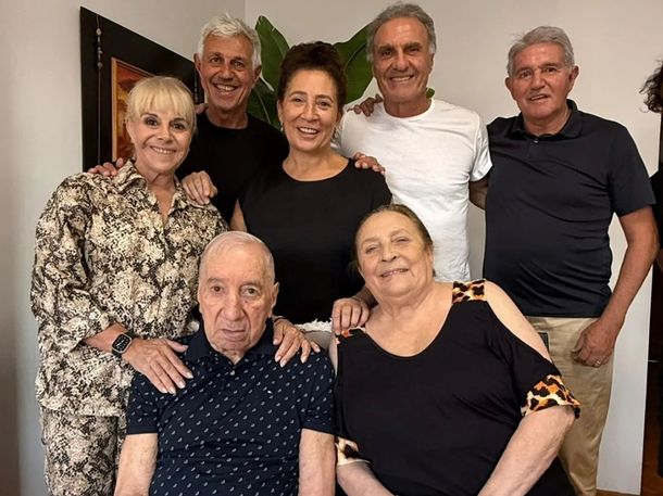 Carlos Bilardo festejó sus 88 años con los campeones del 86 y Claudia Villafañe