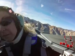 Una mujer se desmaya mientras disfrutaba de un vuelo Una mujer se desmaya mientras disfrutaba de un vuelo