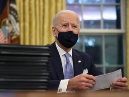 Los 17 decretos que firmó Biden uno por uno