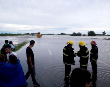 Corte total en la autopista Buenos Aires-Rosario por las inundaciones en Ramallo