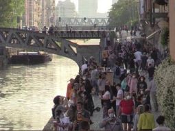 Furia del alcalde de Milán: flexibilizó la cuarentena y salieron en masa a tomar el vermú