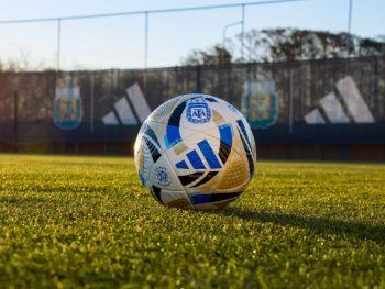 Multicampeón y emblema del fútbol argentino, jugó en Boca y River, pero tras su retiro enfrentó una dura depresión.&nbsp;