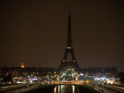 las luces de la torre eiffel se apagaran en homenaje a las victimas de londres las luces de la torre eiffel se apagaran en homenaje a las victimas de londres
