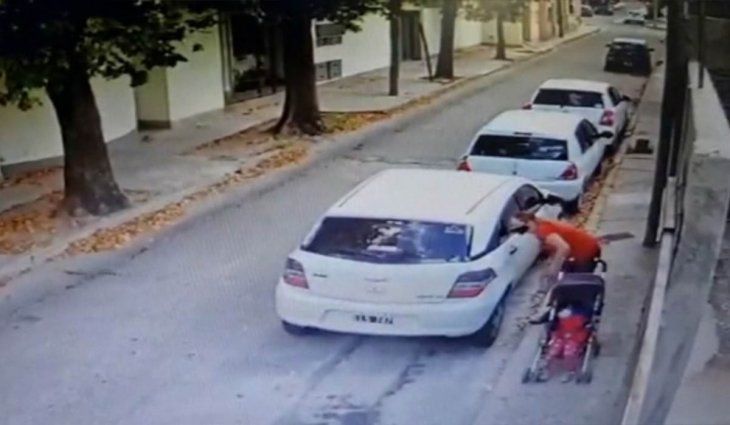 VIDEO: Con su hijita en el cochecito, rompió el vidrio de un auto y robó