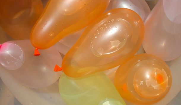 Los globos y bombuchas importados de China serán más caros