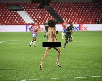 VIDEO: Un hombre desnudo se metió en la cancha en pleno partido de Europa League