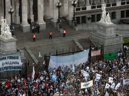 el kirchnerismo se movilizo al congreso en defensa de la ley de medios el kirchnerismo se movilizo al congreso en defensa de la ley de medios